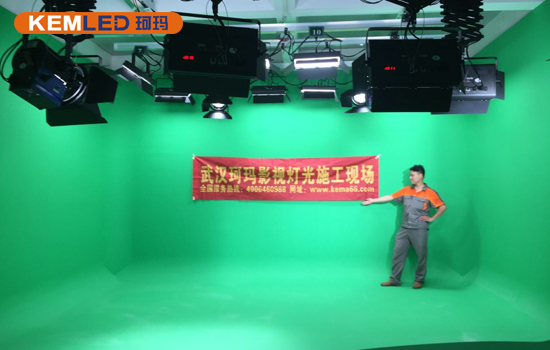 【KEMLED】燈光工程師在項(xiàng)目工程現(xiàn)場(chǎng)圖